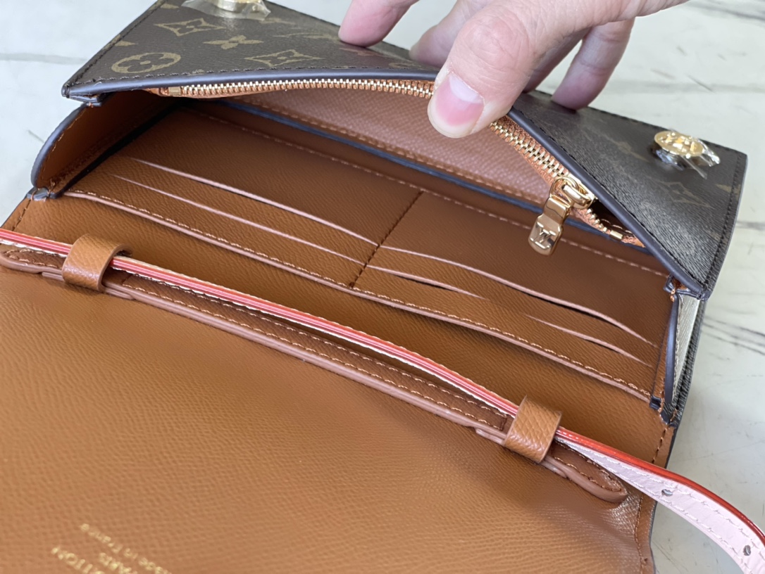 𝐋𝐎𝐔𝐈𝐒 𝐕𝐔𝐈𝐓𝐓𝐎𝐍   M81831