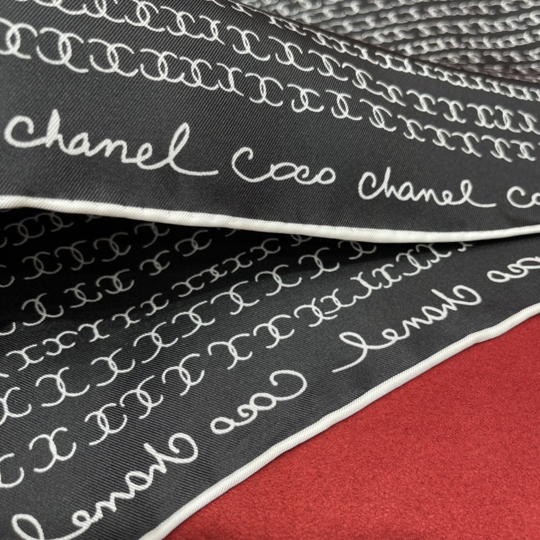 𝐂𝐡𝐚𝐧𝐞𝐥 Combination of square scarf ➕ hair band