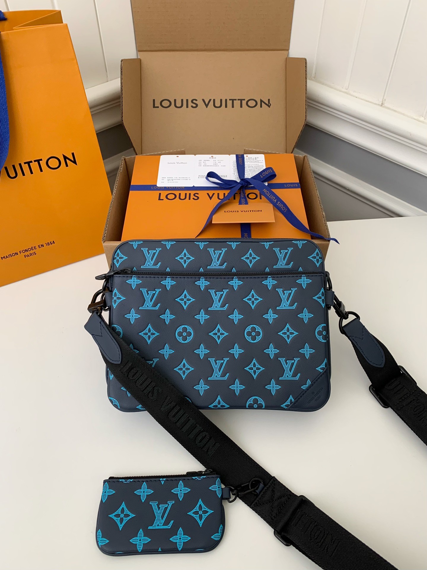 LOUIS VUITTON TRIO Full Leather Messenger Bag M46604