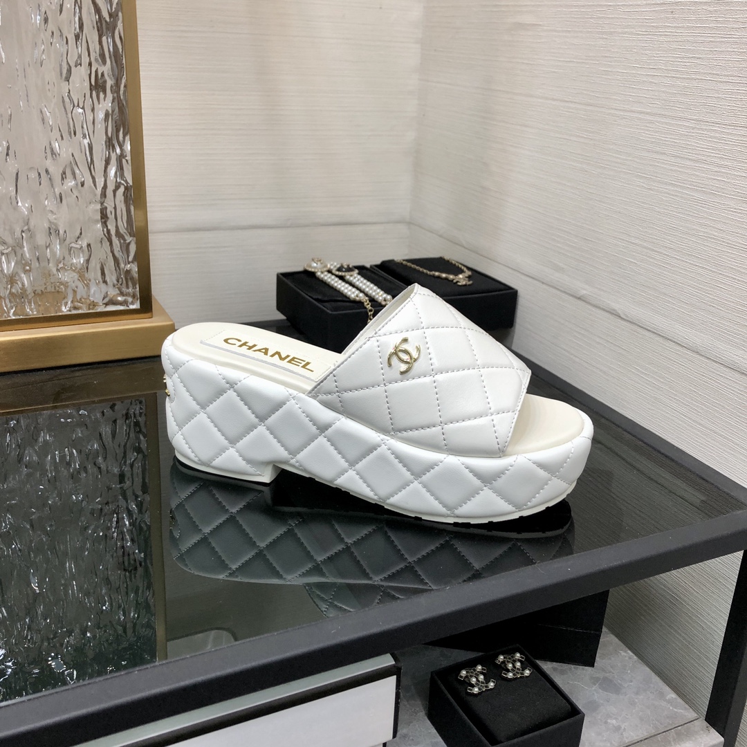CHANEL 2022 early spring latest slope heel slippers fashionable and versatile series wear-resistant rubber outsole