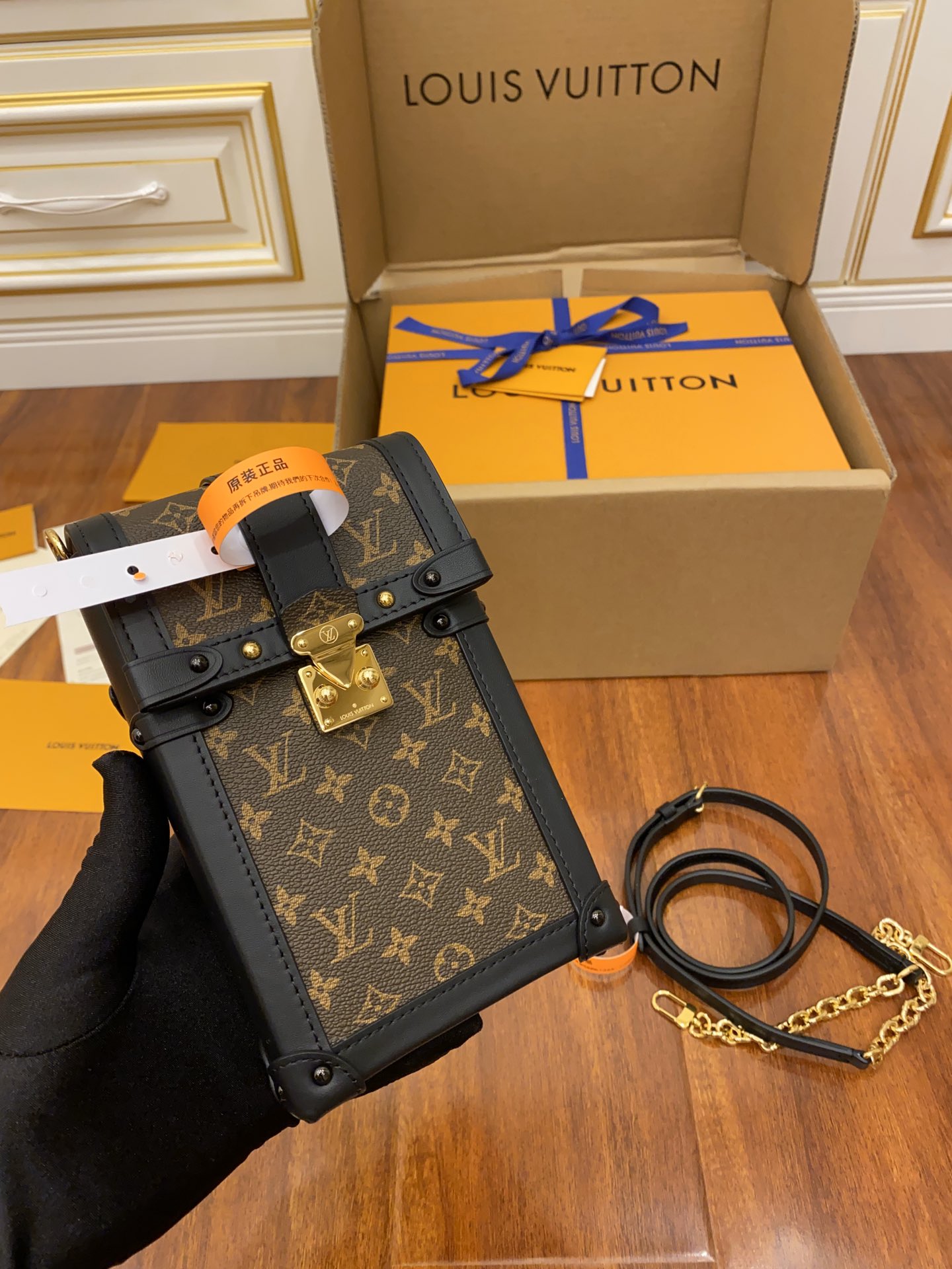 Louis Vuitton M63913