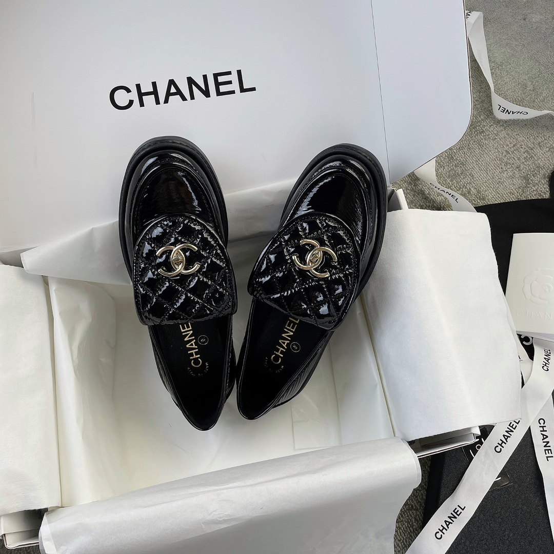 CHANEL a little retro with a flip-flop design through the dye leather sole