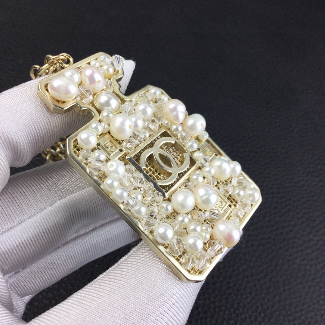 CHANEL🇫🇷Xiaoxiang Hollow Perfume Bottle Necklace