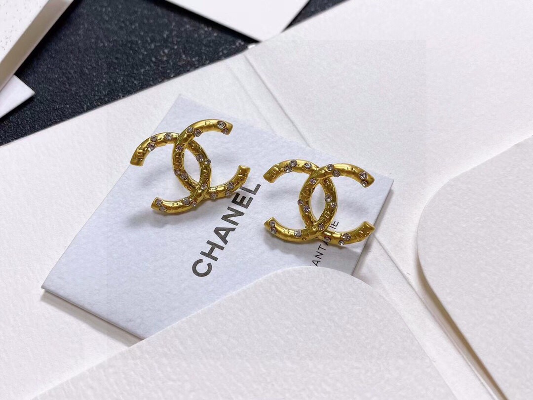 CHANEL🇫🇷Xiaoxiang medieval letter earrings
