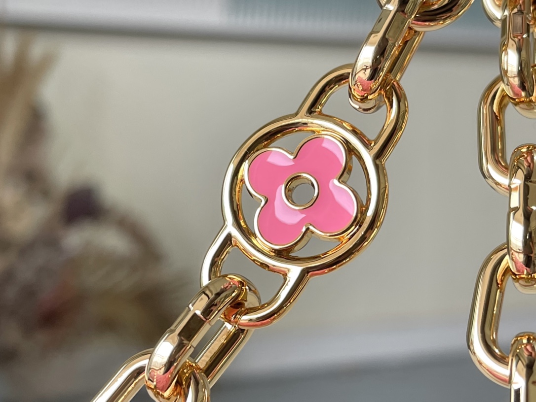 𝐋𝐎𝐔𝐈𝐒 𝐕𝐔𝐈𝐓𝐓𝐎𝐍    M21040