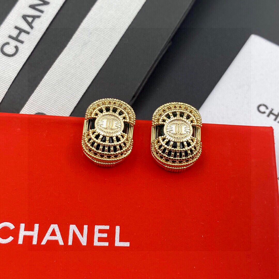 CHANEL🇫🇷Xiaoxiang medieval letter earrings