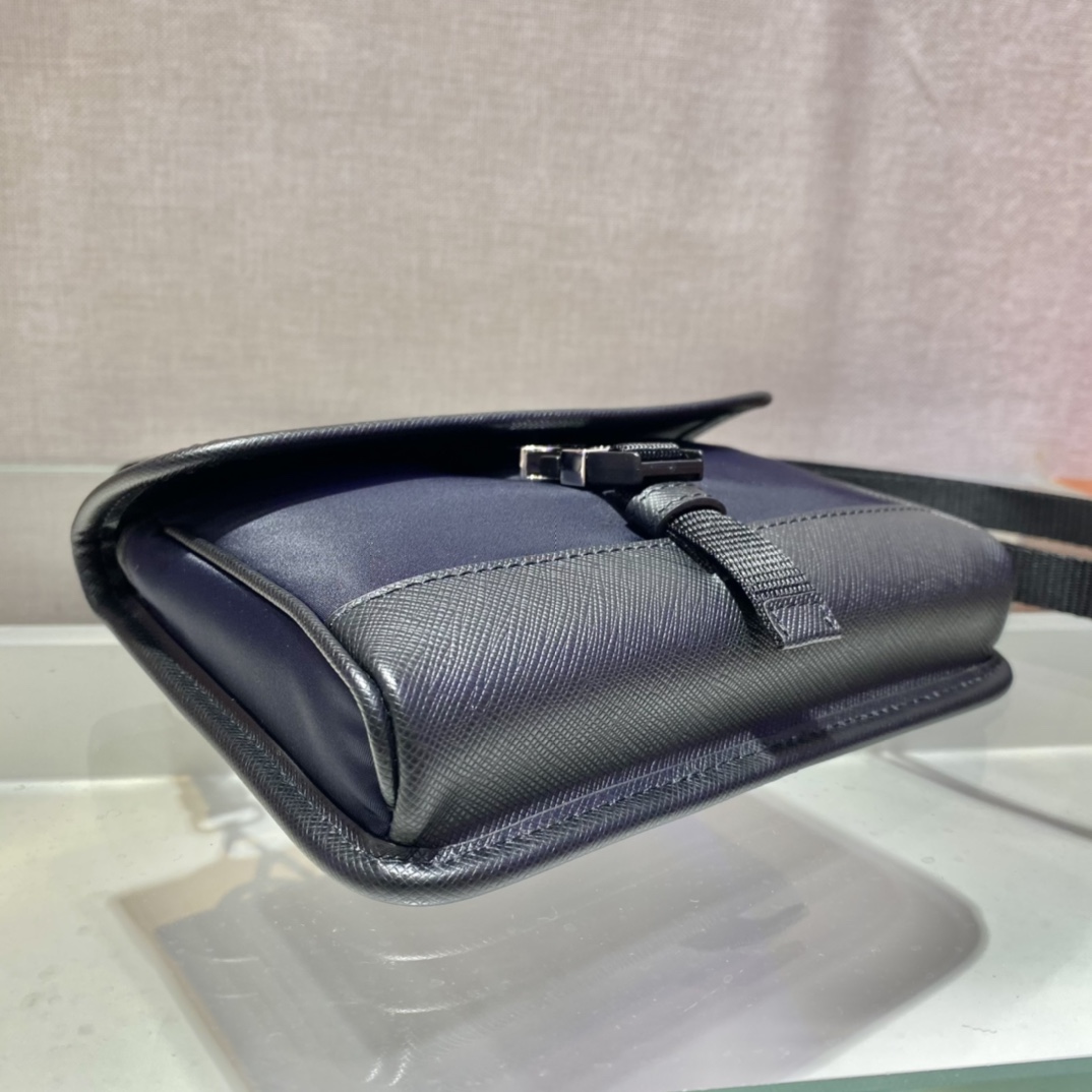 𝐏𝐑𝐀𝐃𝐀𝐀 Mini shape messenger bag