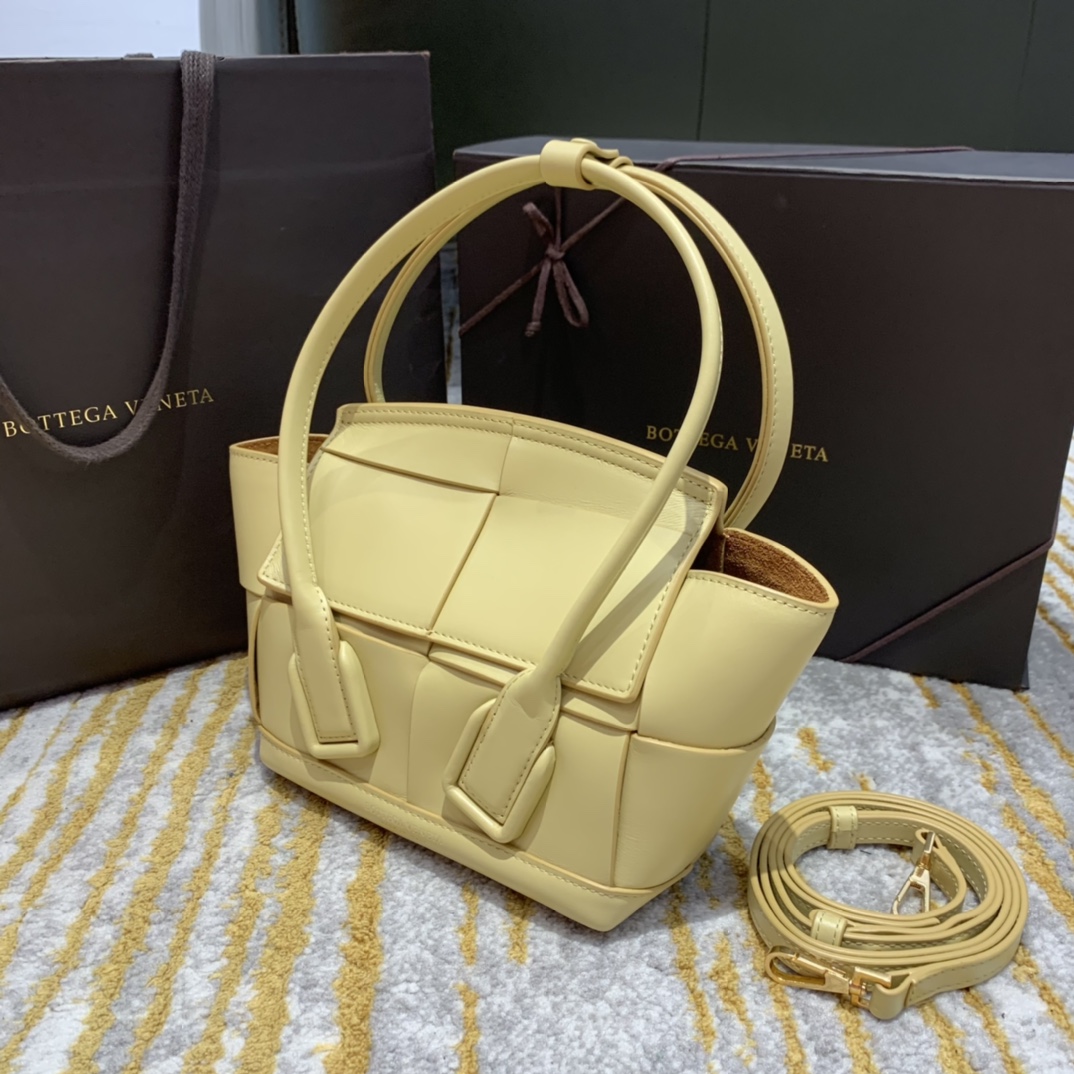 Bottega Veneta  ARCO  #600606