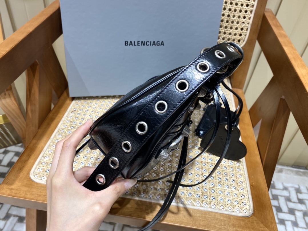 BALENCIAGA 𝐋𝐞 𝐂𝐚𝐠𝐨𝐥𝐞 Moon Bag