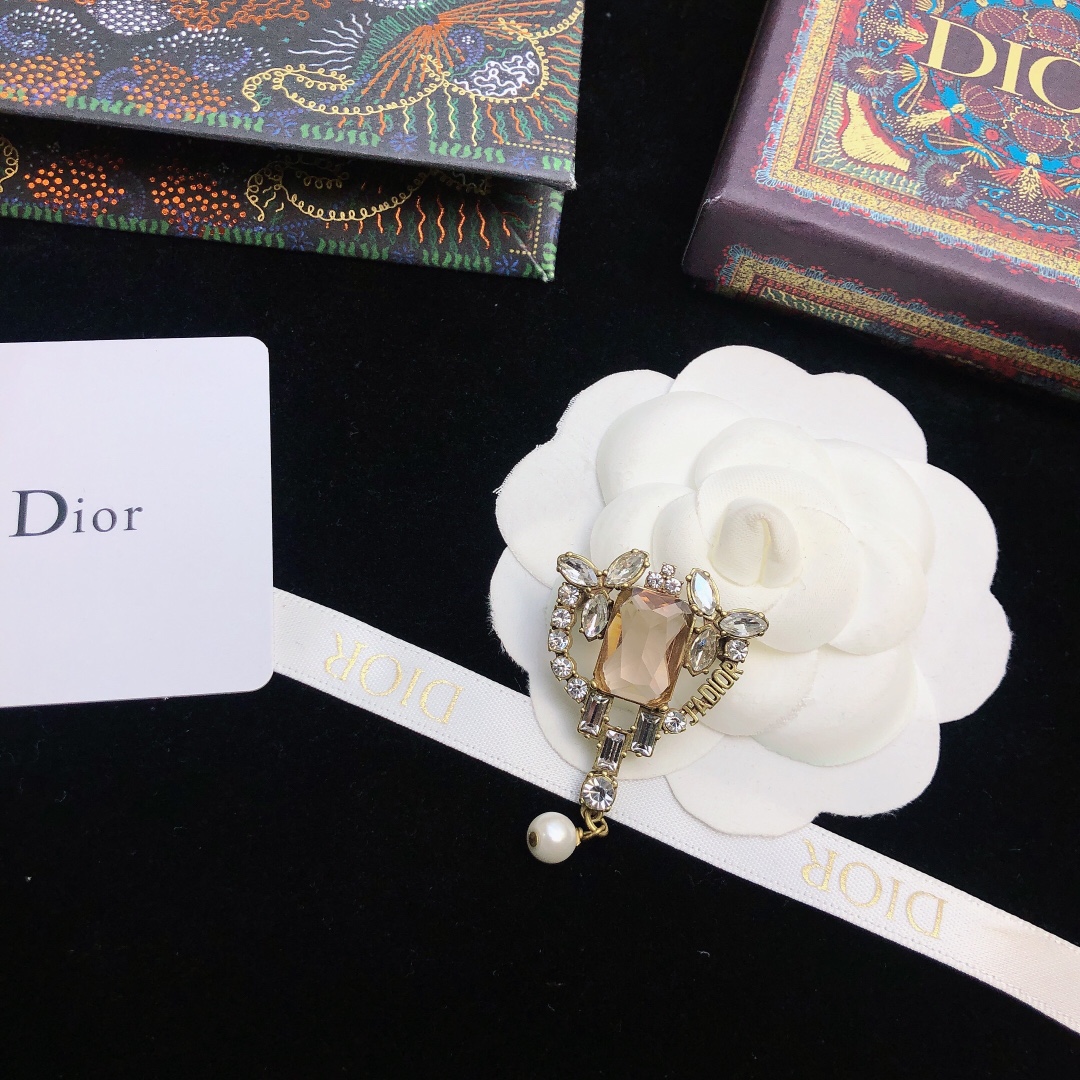 Dior CD letter pearl brooch