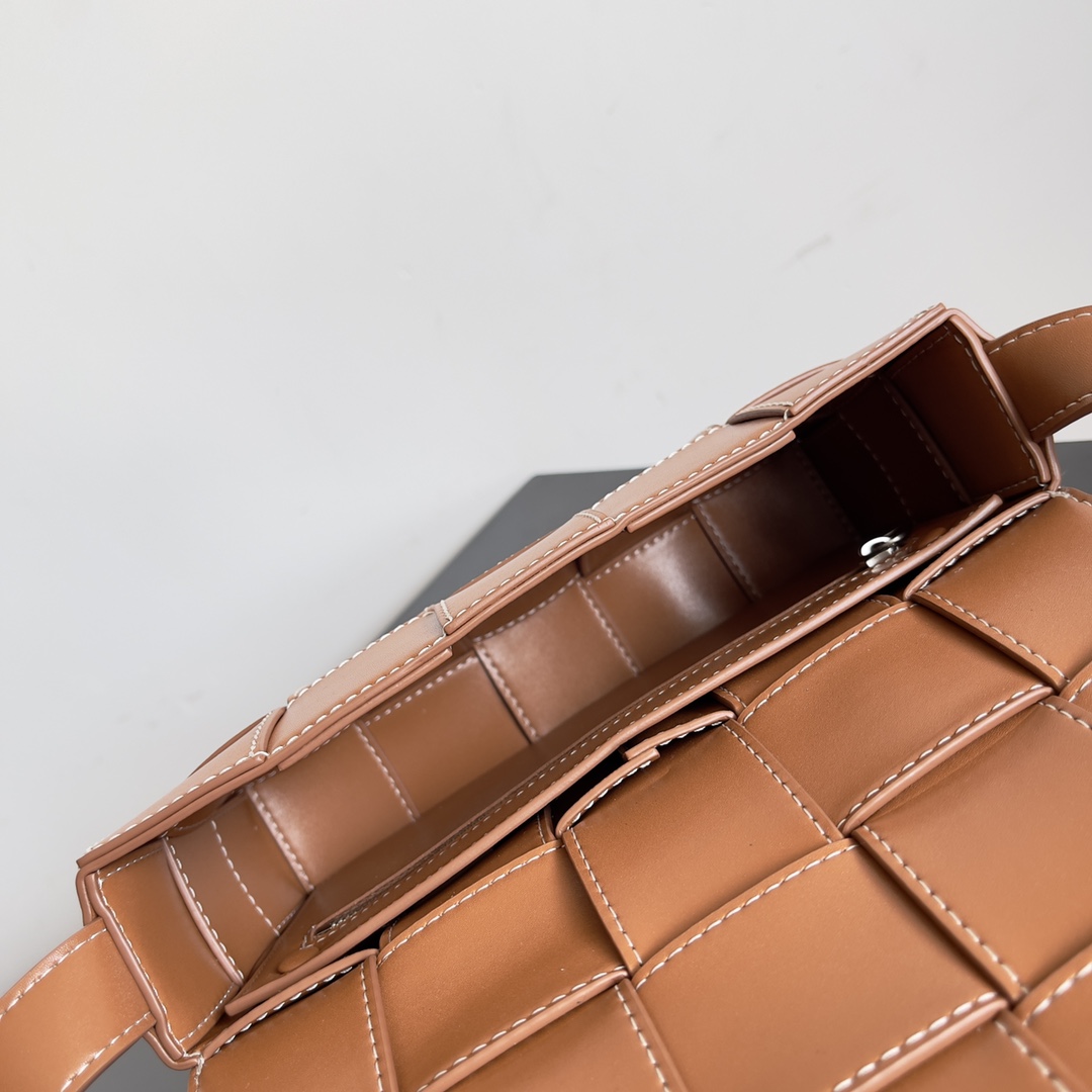 Bottega Veneta bv Cassette embroidered thread five compartment leather handbag Brown wood #758105