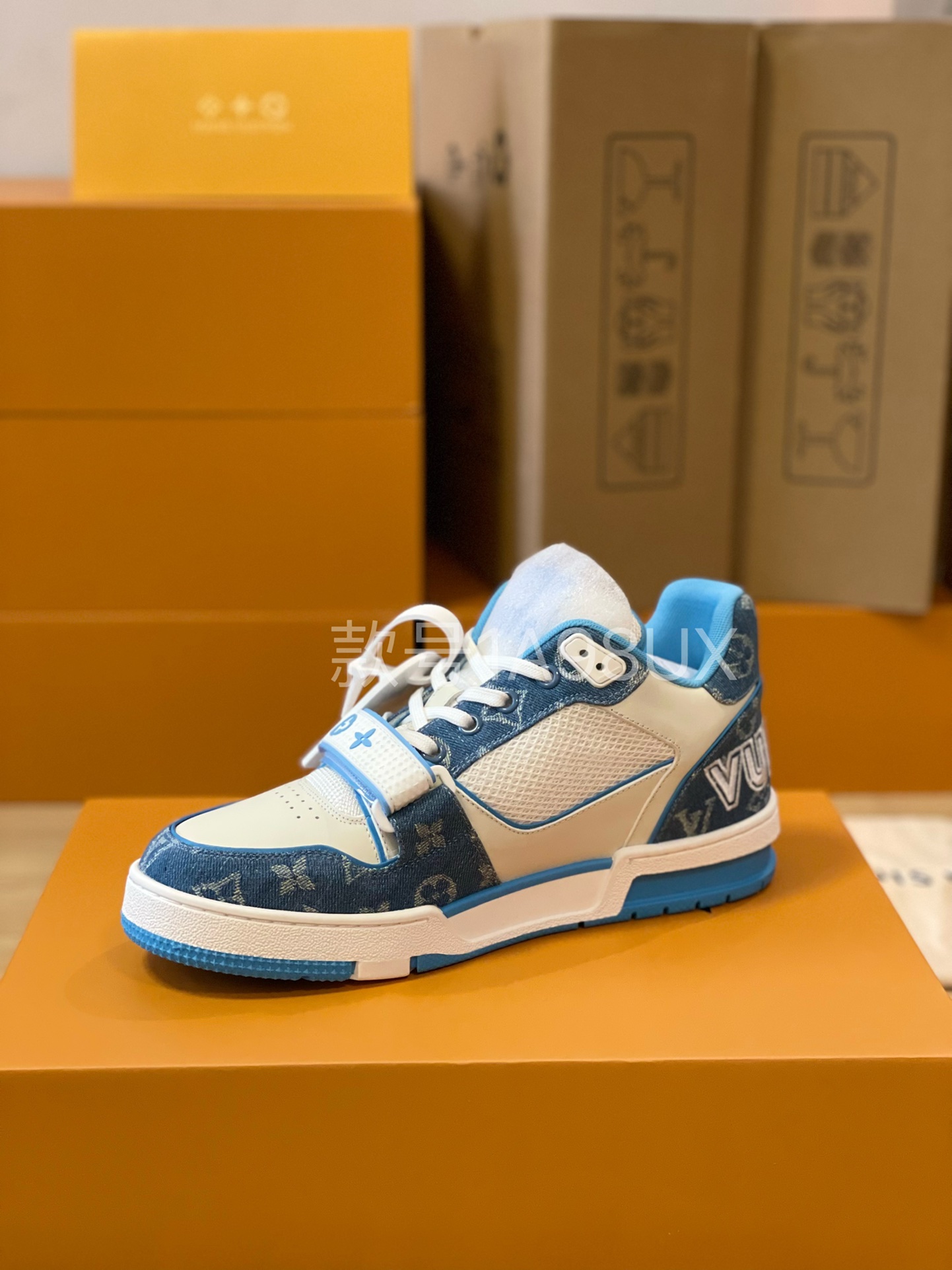 Louis Vuitton Trainer sneakers for couples, style 1A98UX