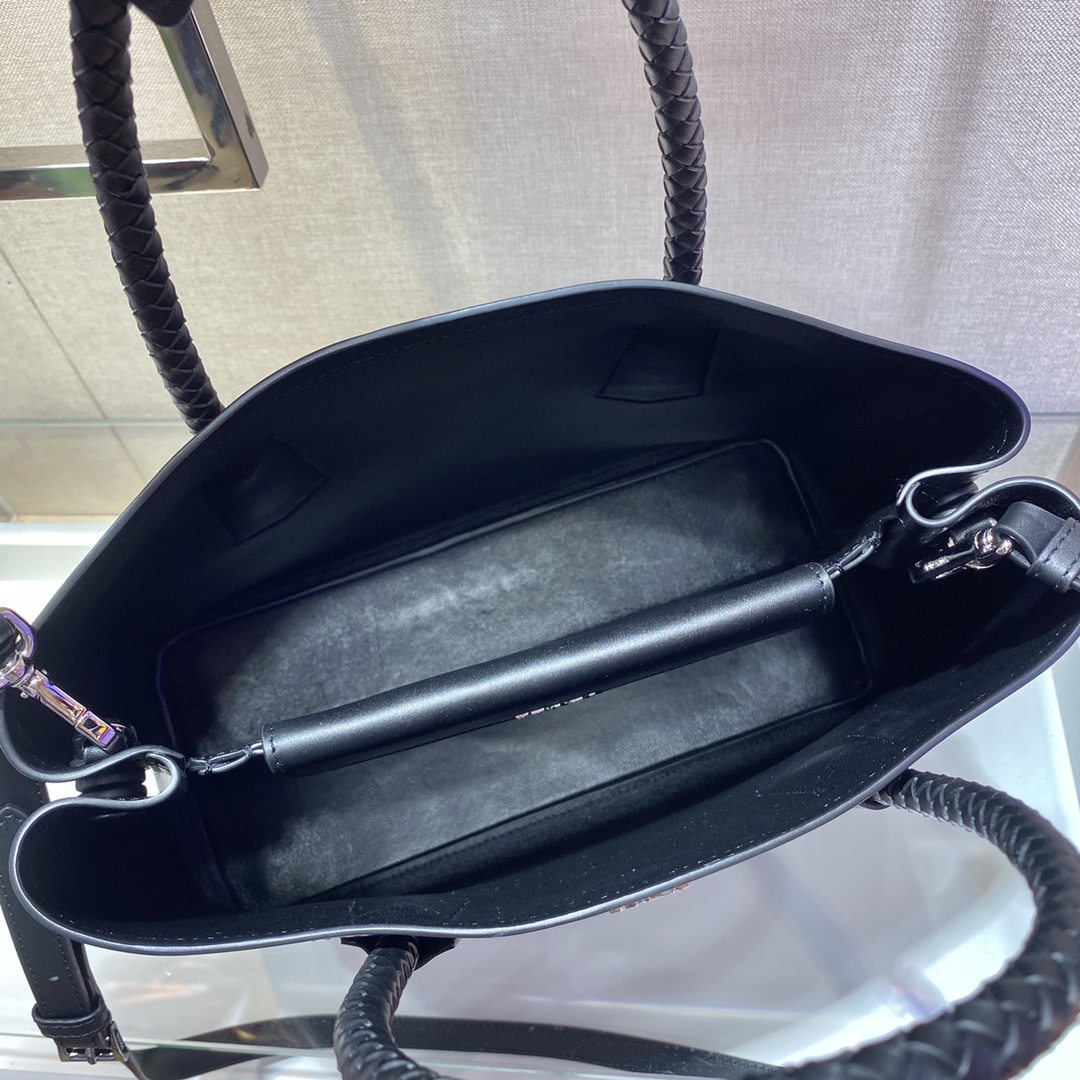 𝐏𝐑𝐀𝐃𝐀 Knitted handbag 1BG775
