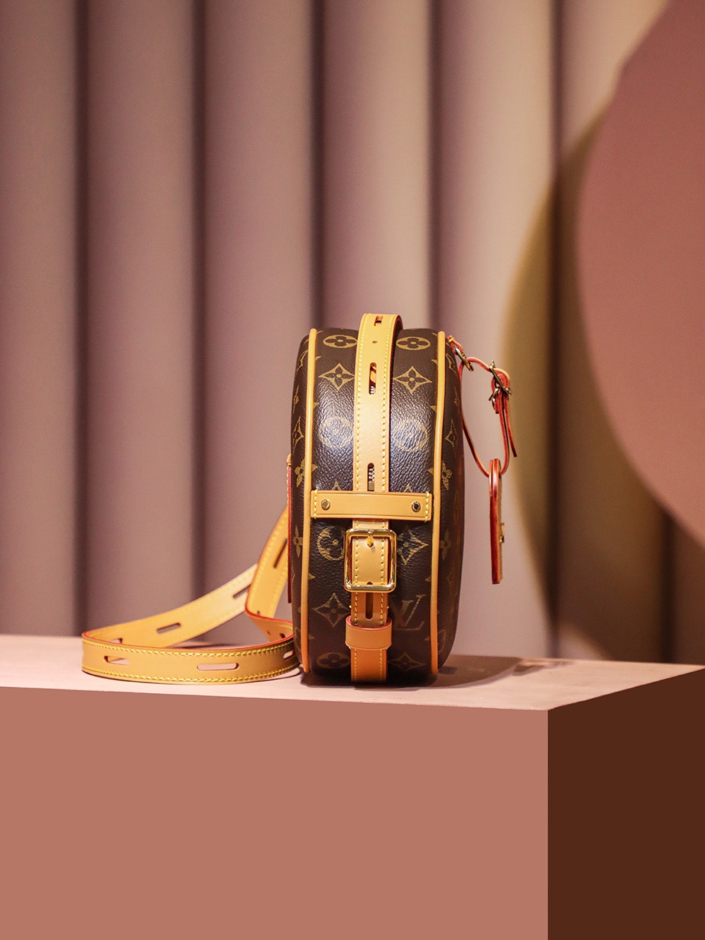 Louis Vuitton 𝐁𝐎𝐈𝐓𝐄 𝐂𝐇𝐀𝐏𝐄𝐀𝐔 𝐒𝐎𝐔𝐏𝐋𝐄 new version big soft cake M45747