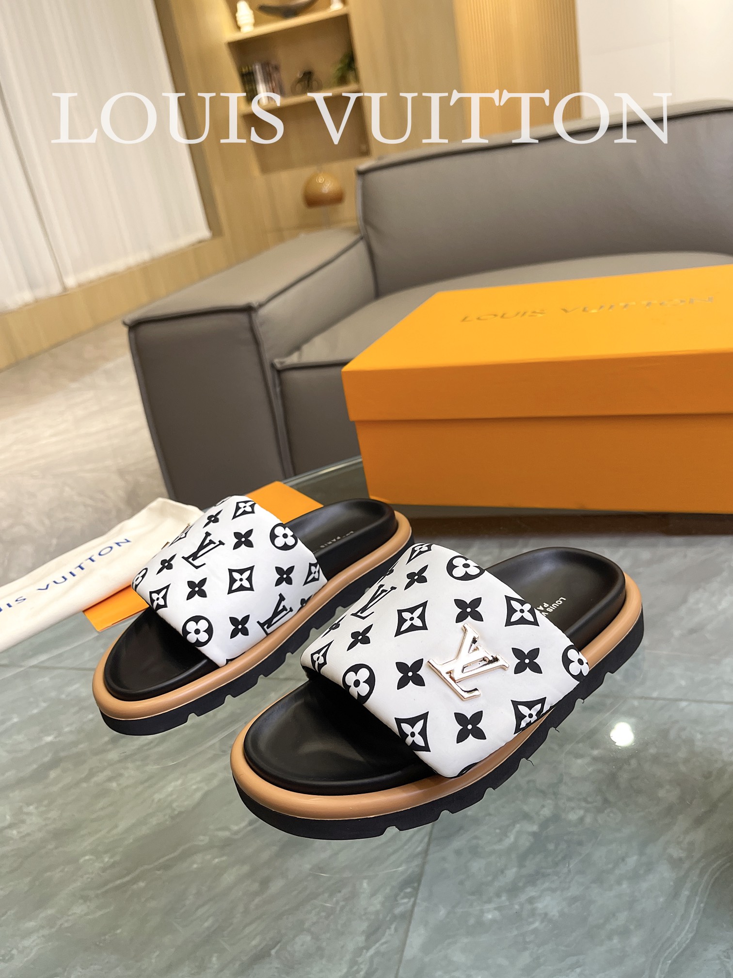 Louis Vuitton 2023 couple models embossed print