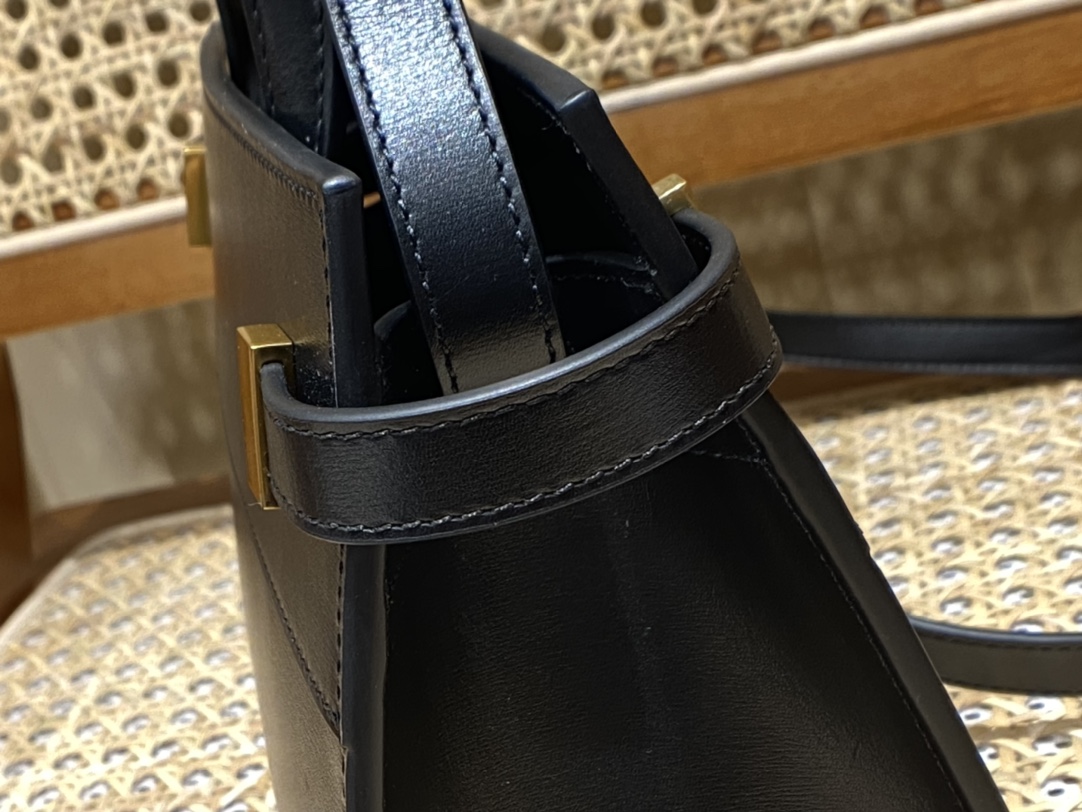 SAINT LAURENT 𝑴𝑨𝑵𝑯𝑨𝑻𝑻𝑨𝑵 𝑵𝑨𝑵𝑶#593741