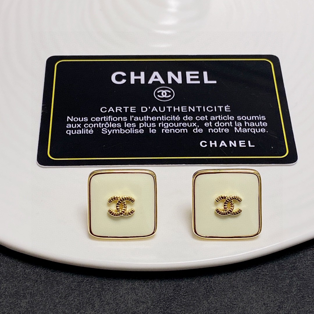 CHANEL🇫🇷Xiaoxiang Off-White Medieval Square Double C Stud Earrings