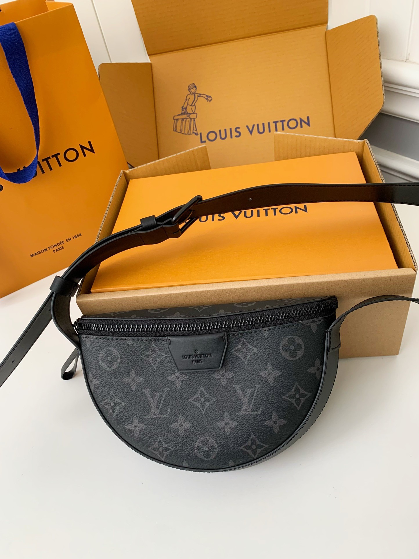 Louis Vuitton 24s New DISCOverY Small Backpack M46684, Top Quality ​Size: 29 * 38 * 20cm