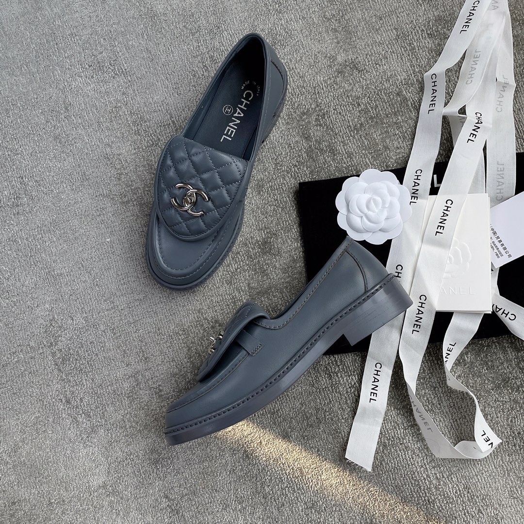 CHANEL a little retro with a flip-flop design through the dye leather sole