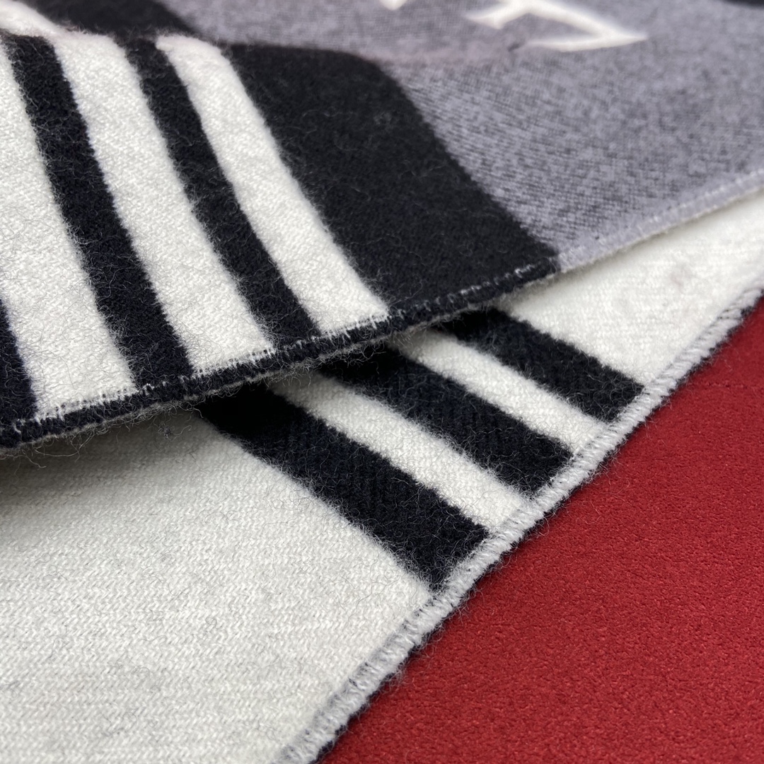 𝐋𝐎𝐄𝐖𝐄 Preppy Scarf_Same style 90% wool 10% cashmere