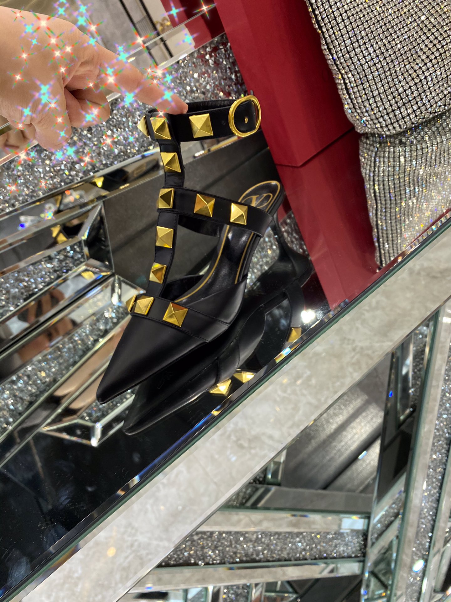 【Valentino】𝟐𝟎𝟐𝟏/𝐒𝐒 𝐧𝐞𝐰 Valentino studded sandals counter the latest series of very bright show series launched