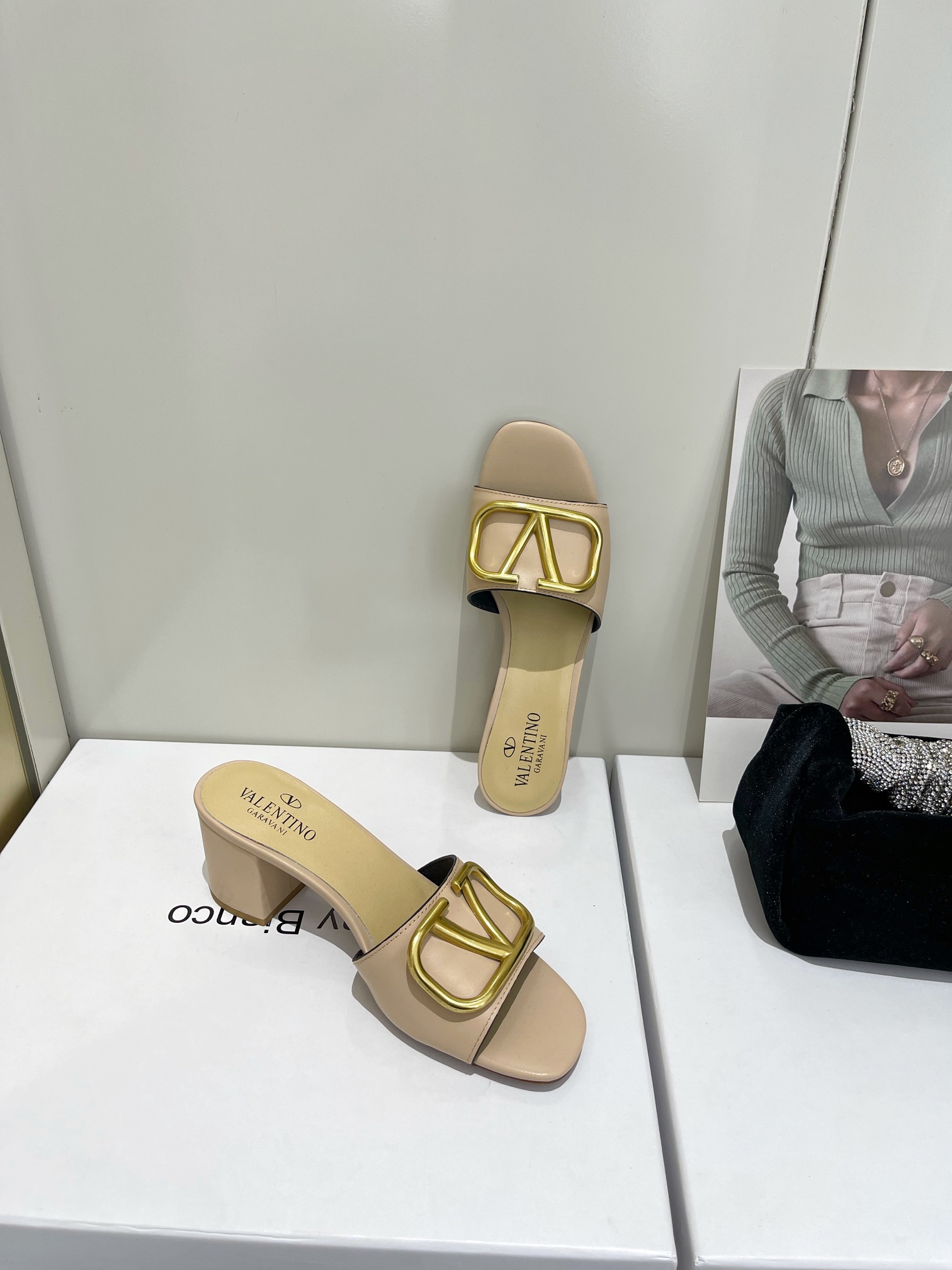 【Valentino】𝟐𝟎𝟐𝟏/𝐒𝐒 𝐧𝐞𝐰  Valentino 2022 / fw spring and summer new women's slippers