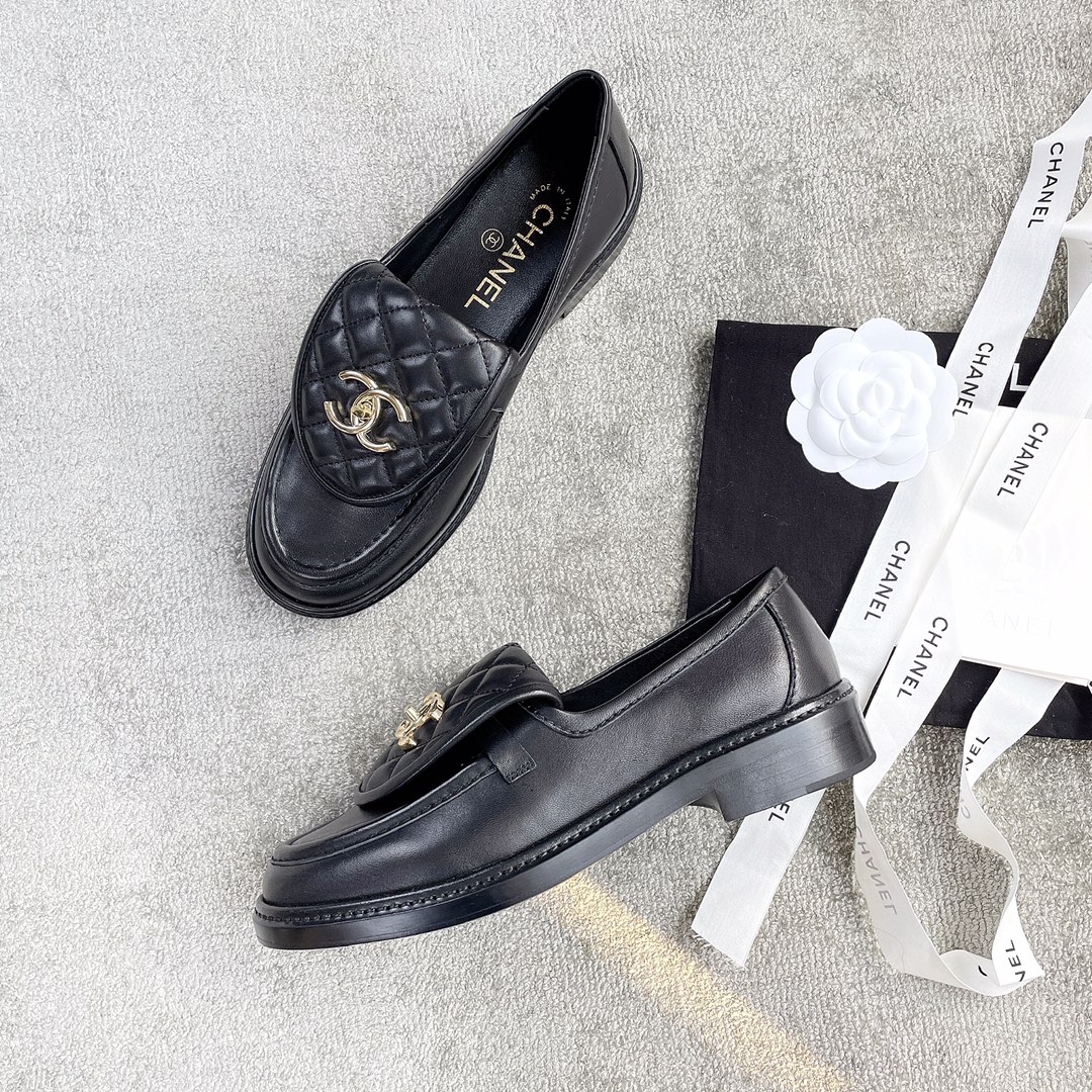 CHANEL a little retro with a flip-flop design through the dye leather sole