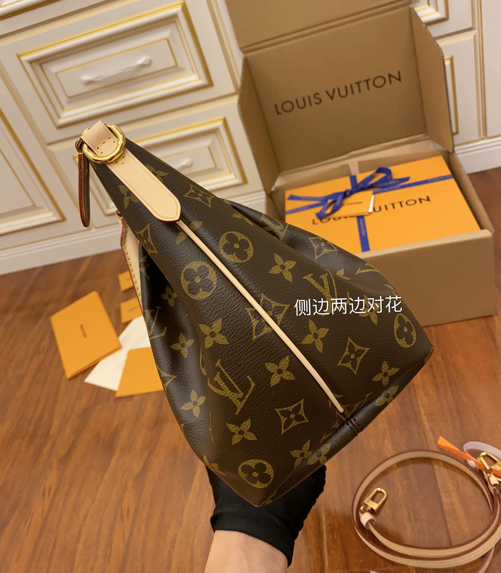 Louis Vuitton Large M48814