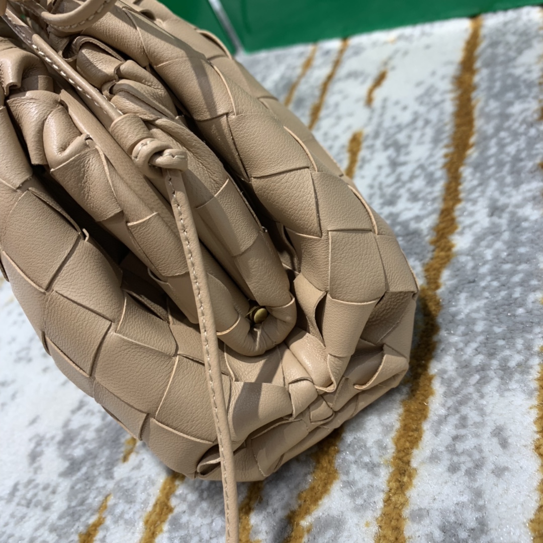 Bottega Veneta  THE MINI POUCH  #585852