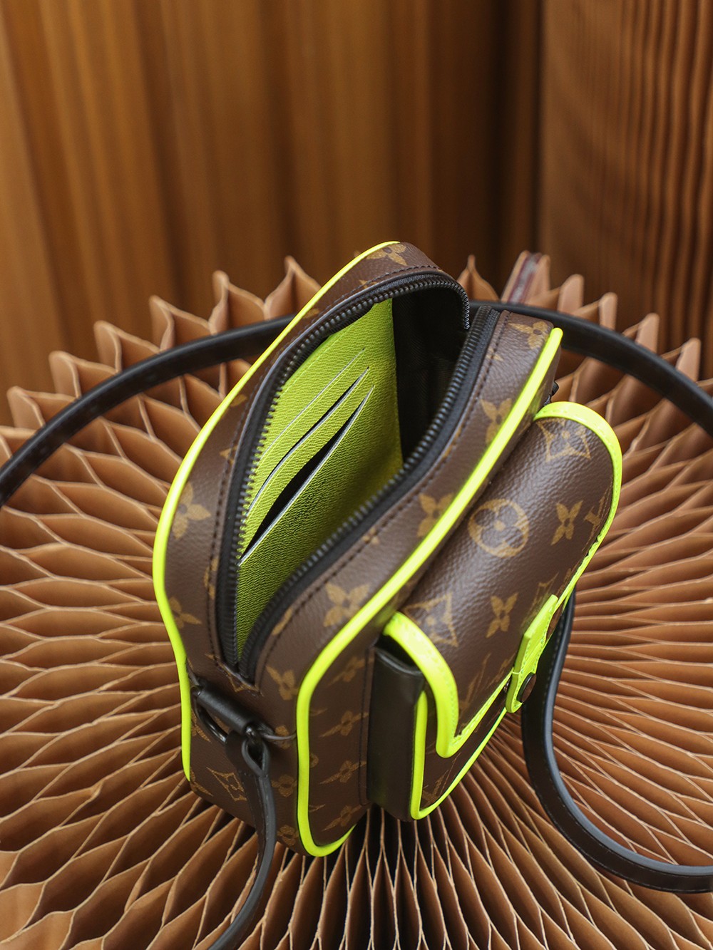 Louis Vuitton 𝐂𝐇𝐑𝐈𝐒𝐓𝐎𝐏𝐇𝐄𝐑 camera bag M69404