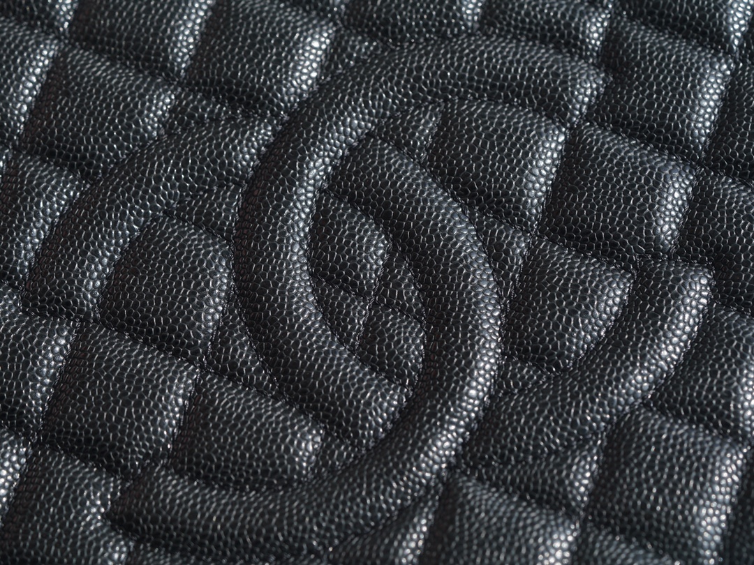 𝐂𝐇𝐀𝐍𝐄𝐋 Classic of 𝑮𝒓𝒂𝒏𝒅 𝑺𝒉𝒐𝒑𝒑𝒊𝒏𝒈 𝑻𝒐𝒕𝒆 (short for ɢsᴛ) 🅶🆂🆃 ✦ Shopping Bag Caviar Black Gold