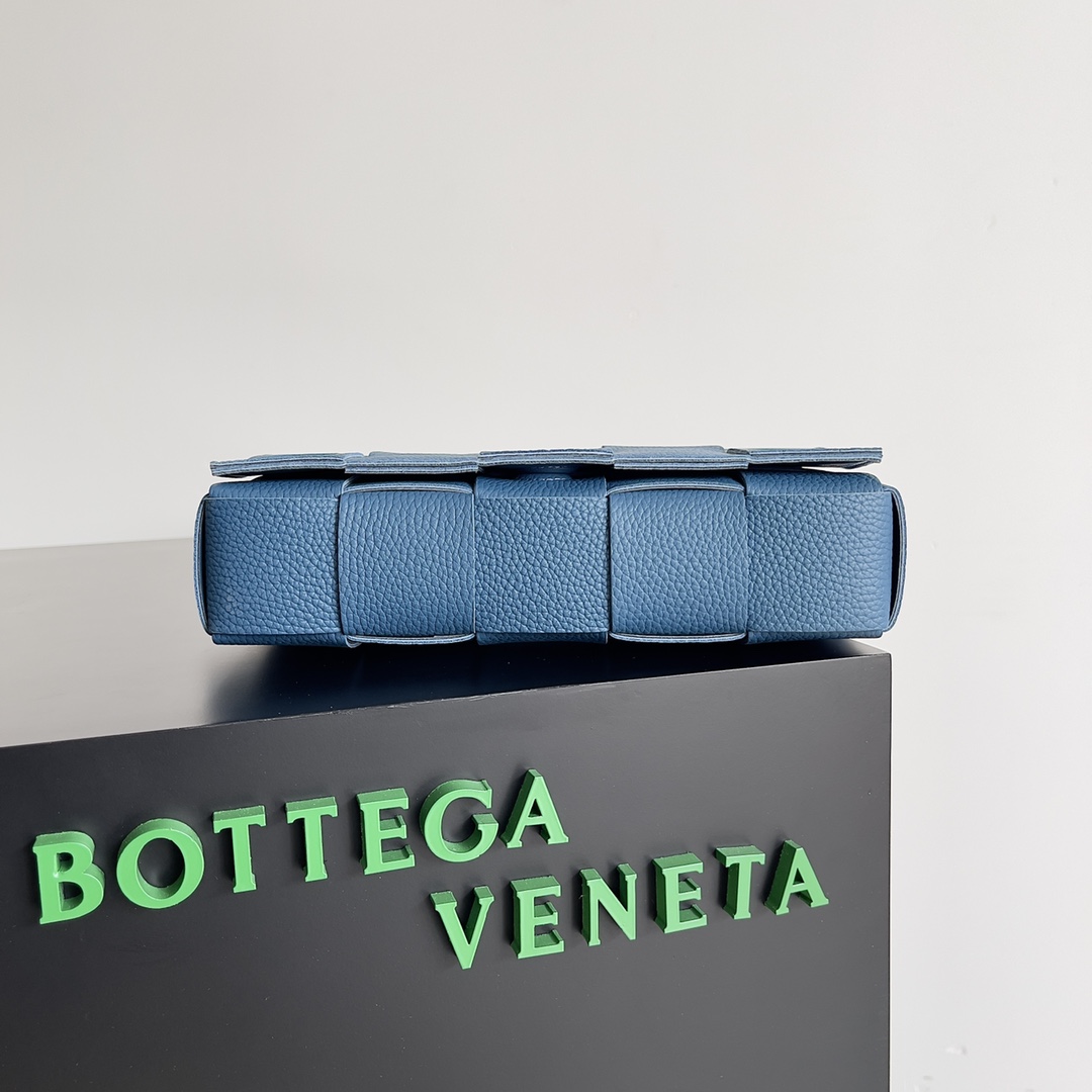 Bottega Veneta Cassette 5-panel lychee print dark blue #666870