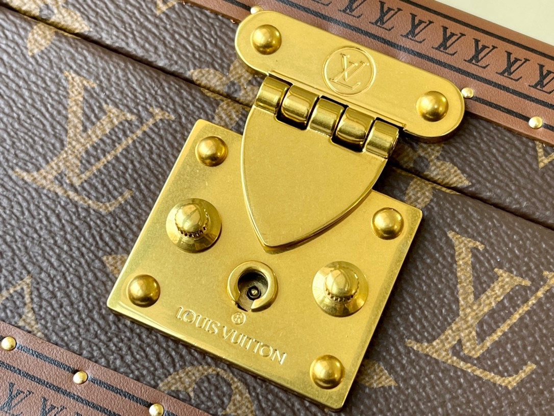 𝐋𝐎𝐔𝐈𝐒 𝐕𝐔𝐈𝐓𝐓𝐎𝐍     M47641