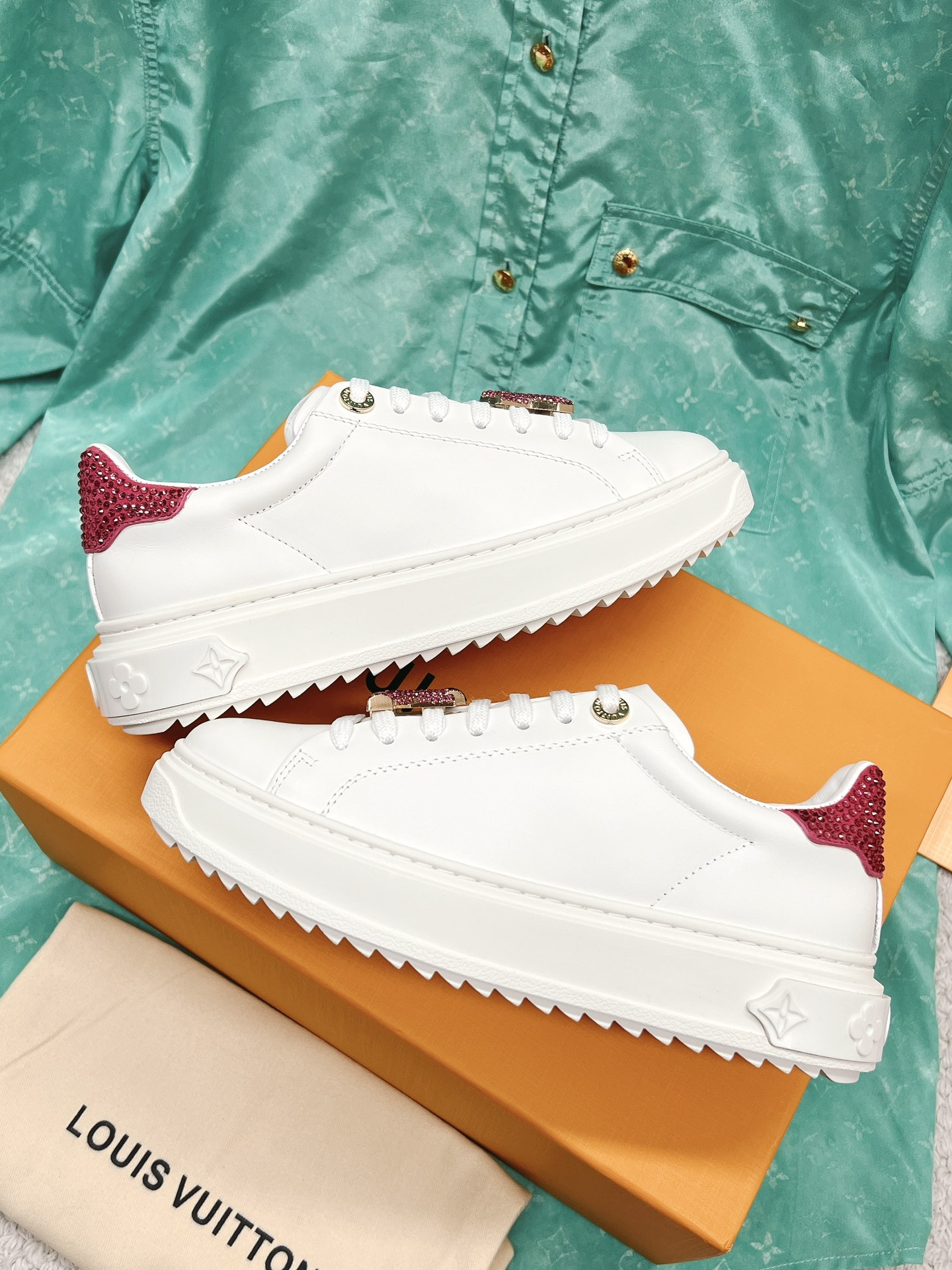 Louis Vuitton's new letter rhinestone white shoes series is new🆕