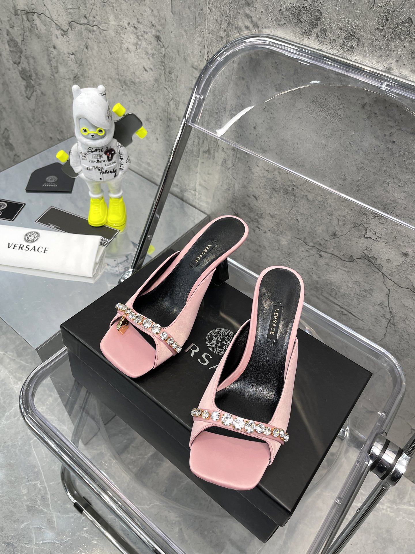 𝐕𝐞𝐫𝐬𝐚𝐜𝐞｜𝟐𝟎𝟐𝟐/𝐒𝐒 𝐧𝐞𝐰 Gold LA MEDUSA string with sparkling crystal ribbon