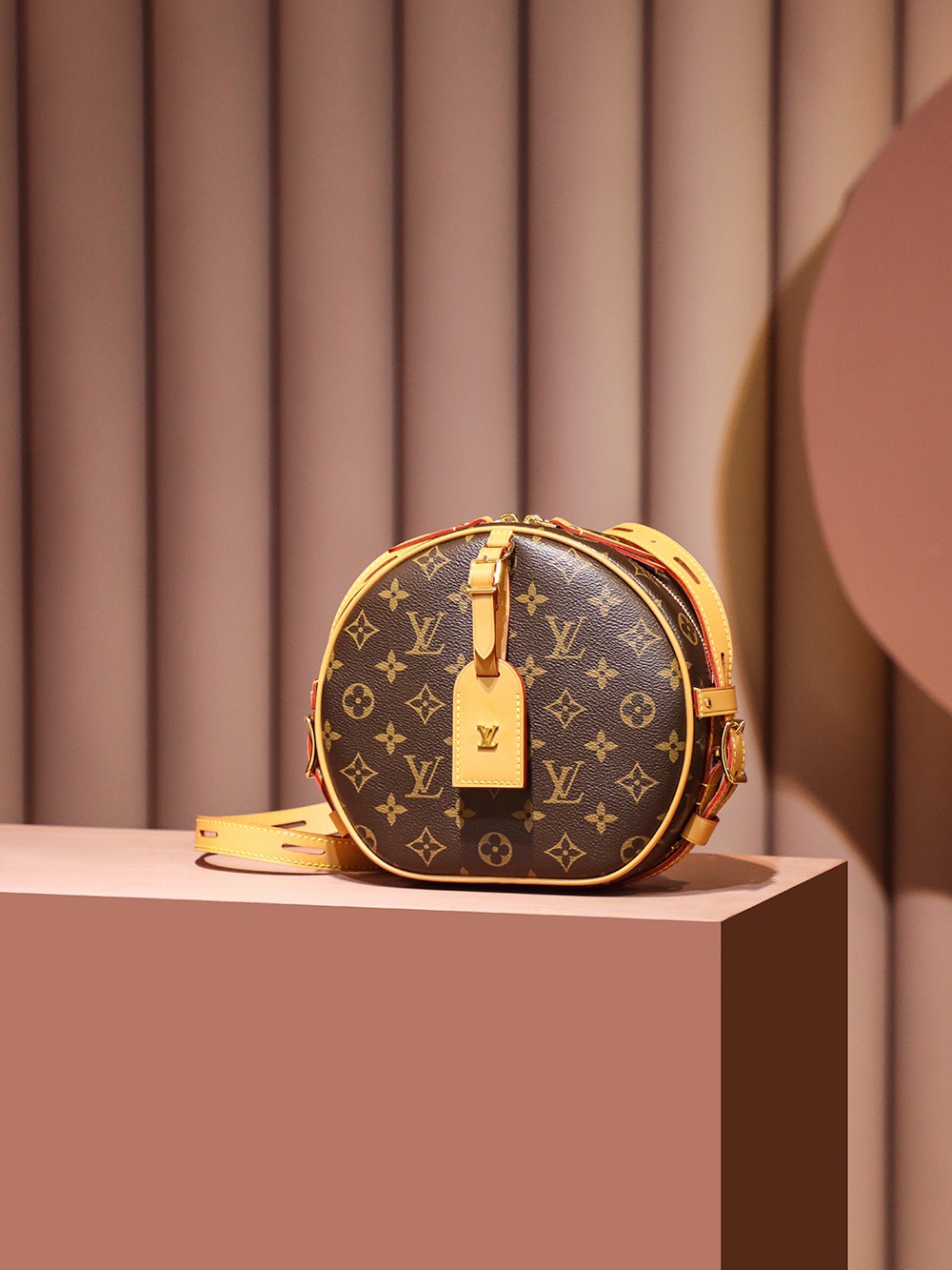 Louis Vuitton 𝐁𝐎𝐈𝐓𝐄 𝐂𝐇𝐀𝐏𝐄𝐀𝐔 𝐒𝐎𝐔𝐏𝐋𝐄 new version big soft cake M45747