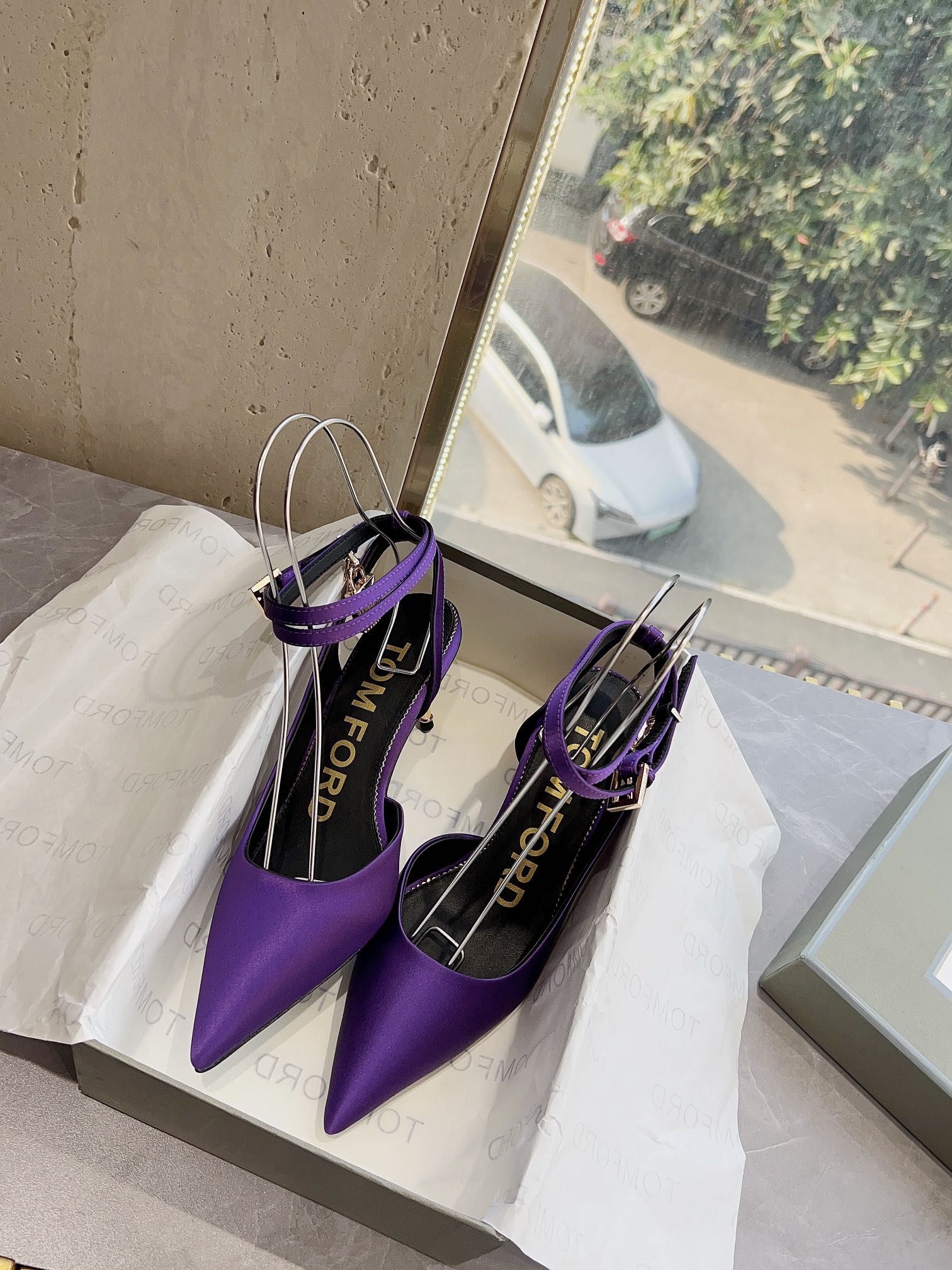 𝐓𝐎𝐌𝐅𝐎𝐑𝐃｜𝟐𝟎𝟐𝟑𝐒𝐒/𝐧𝐞𝐰  Dolce & Ga women's jeweled buckle jacquard raglan heels