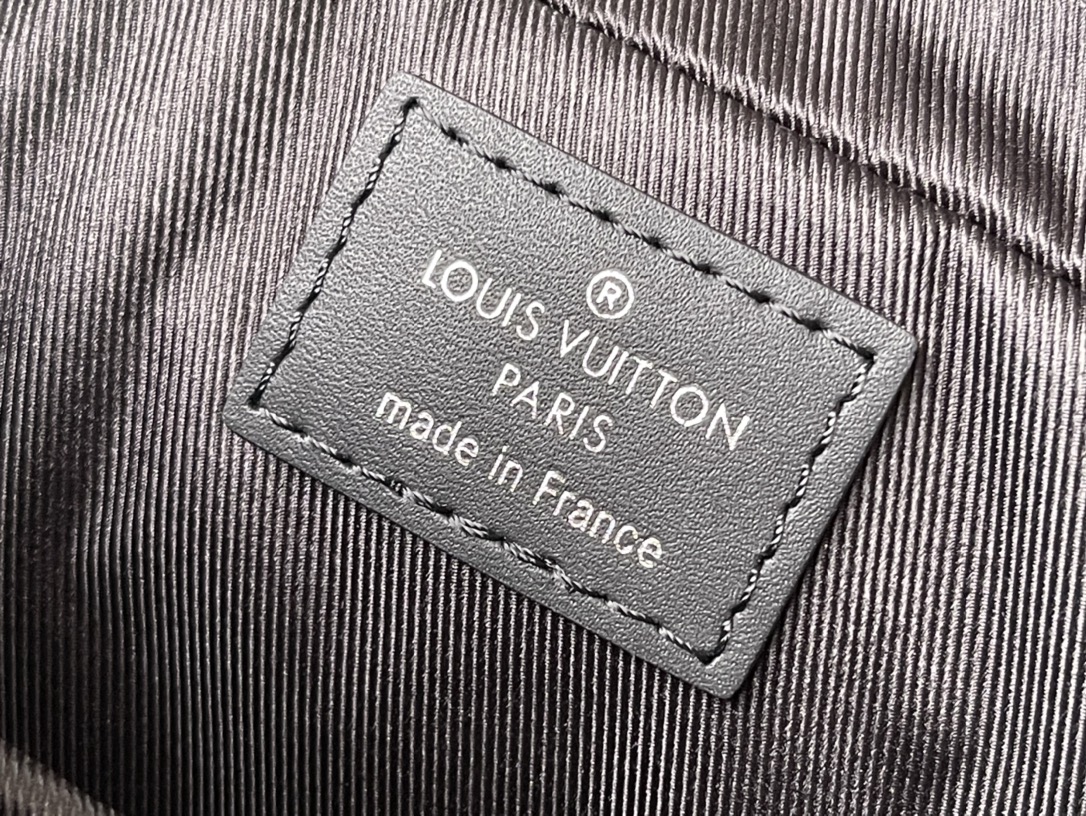 𝐋𝐎𝐔𝐈𝐒 𝐕𝐔𝐈𝐓𝐓𝐎𝐍 N40444 Pressed Voyage Small Briefcase