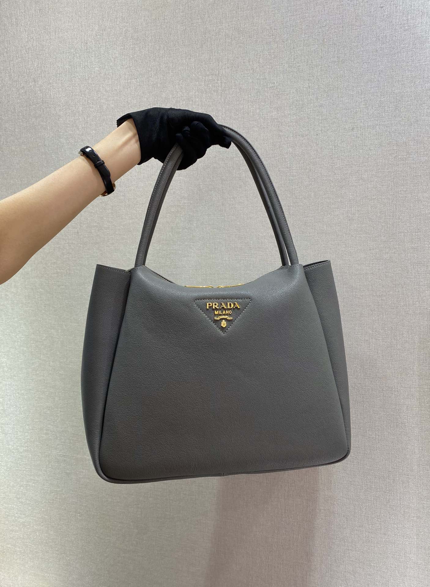 𝐏𝐑𝐀𝐃𝐀 New Model 1BC142