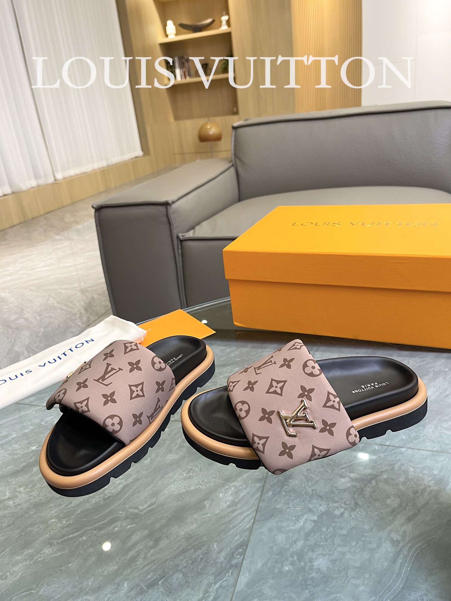 Louis Vuitton 2023 couple models embossed print