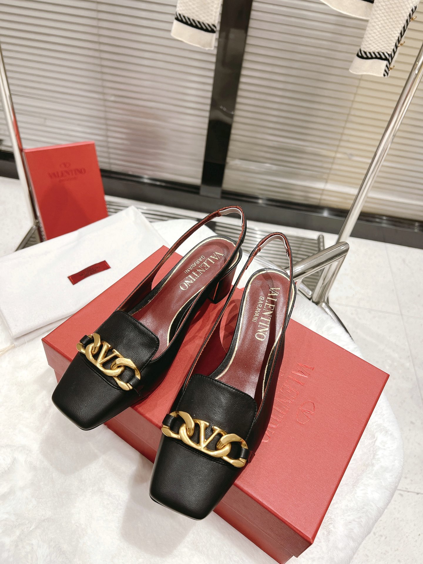 【Valentino】𝟐𝟎𝟐𝟏/𝐒𝐒 𝐧𝐞𝐰  Valentino fabric patent leather lining sheepskin sole cowhide