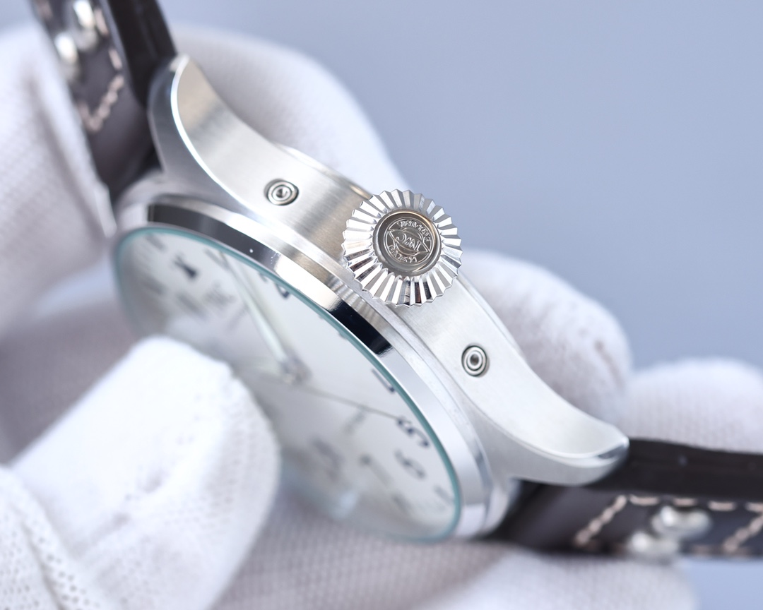 IWC- Presented in a purer design Built-in automatic mechanical movement