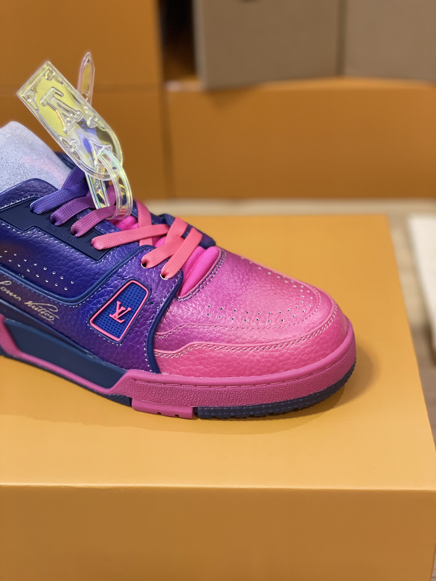 Louis Vuitton couple models LVTRAINER sneakers model number MS0119