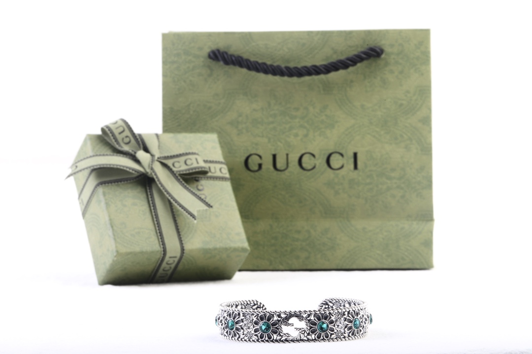 𝐆𝐮𝐜𝐜𝐢 Hollow Flower Green Resin Gemstone Double G Pattern Bracelet