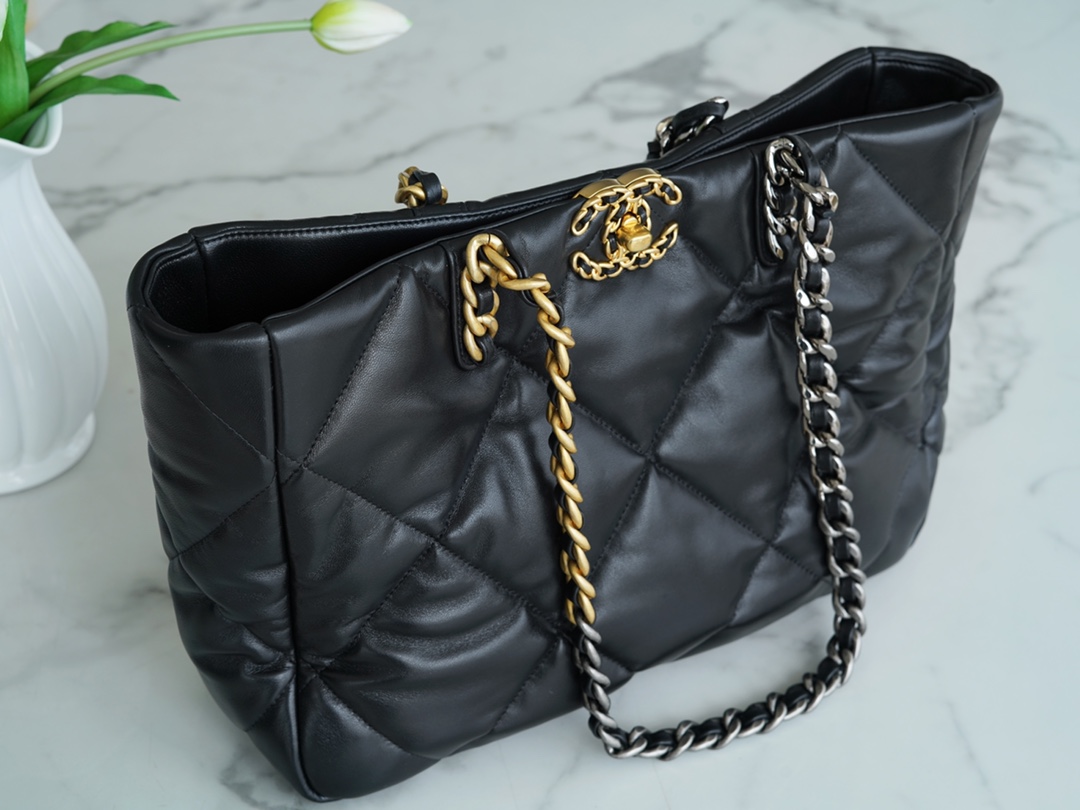 𝗖𝗛𝗔𝗡𝗘𝗟 𝟮𝟮𝗕 19 𝑩𝑨𝑮 𝑻𝒐𝒕𝒆 Italy 🇮🇹 level [box] lambskin 🐑 Genuine Leather Black Gold