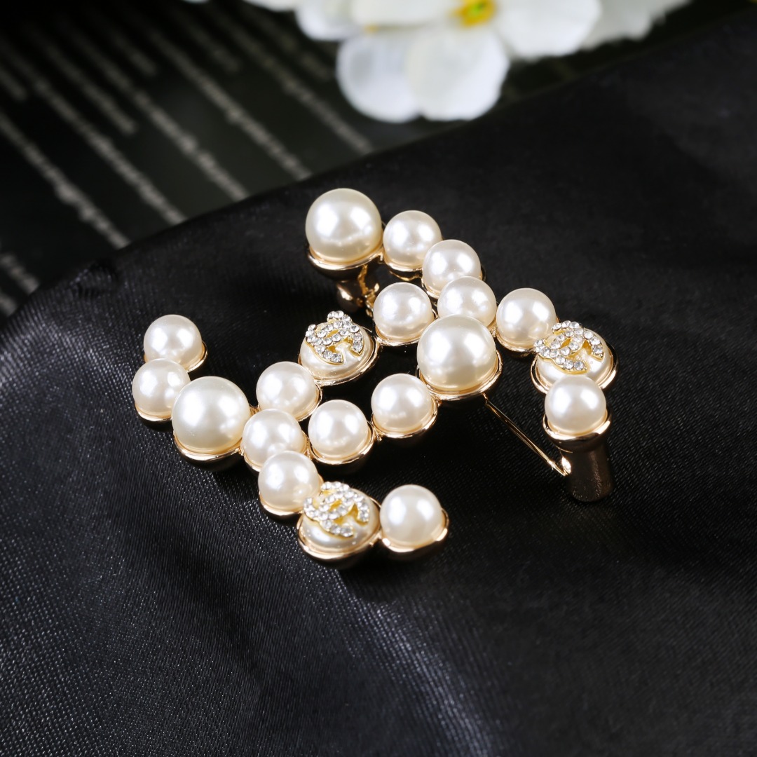 CHANEL🇫🇷Xiaoxiang's latest autumn and winter pearl crystal brooch