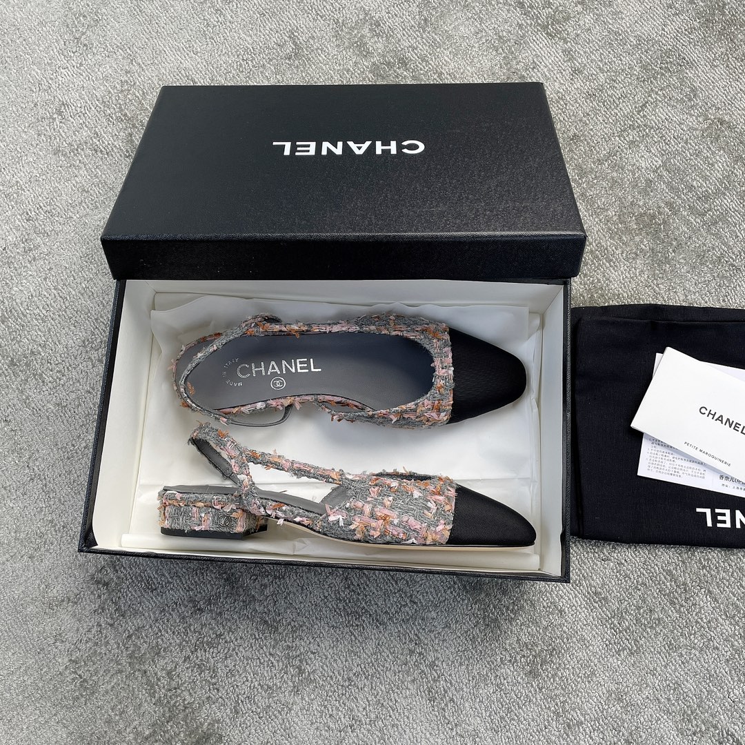 CHANEL especially popular color blocking single shoes continue the classic Chanel characteristics