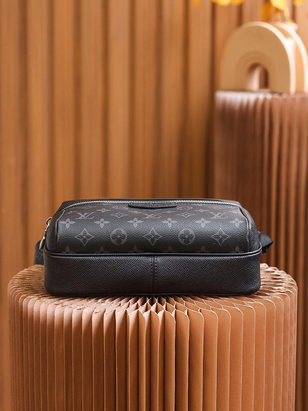 Louis Vuitton 𝙊𝙐𝙏𝘿𝙊𝙊𝙍 messenger bag M30233