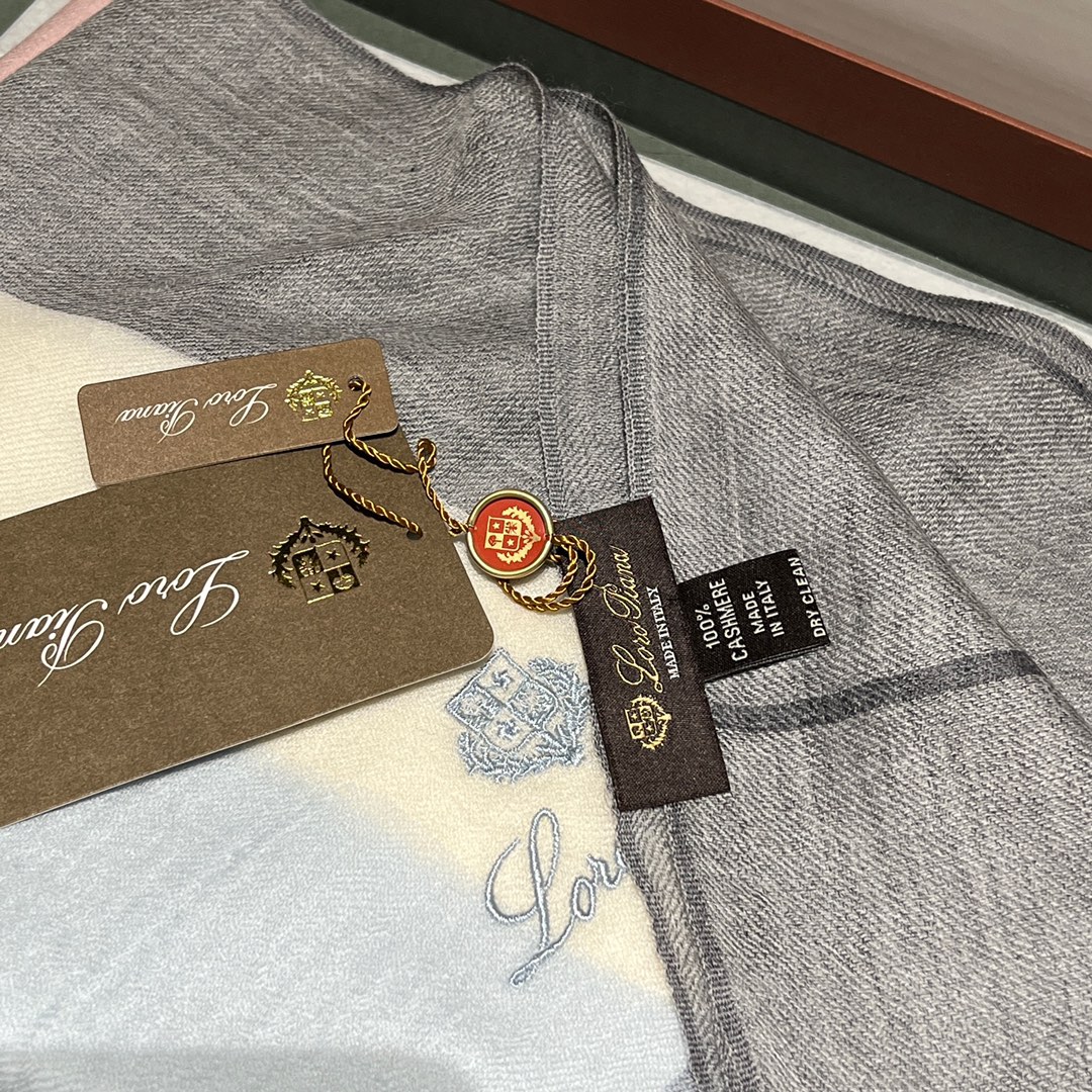 𝐋𝐨𝐫𝐨 𝐩𝐢𝐚𝐧𝐚 Ring fleece long scarf light blue 100% cashmere