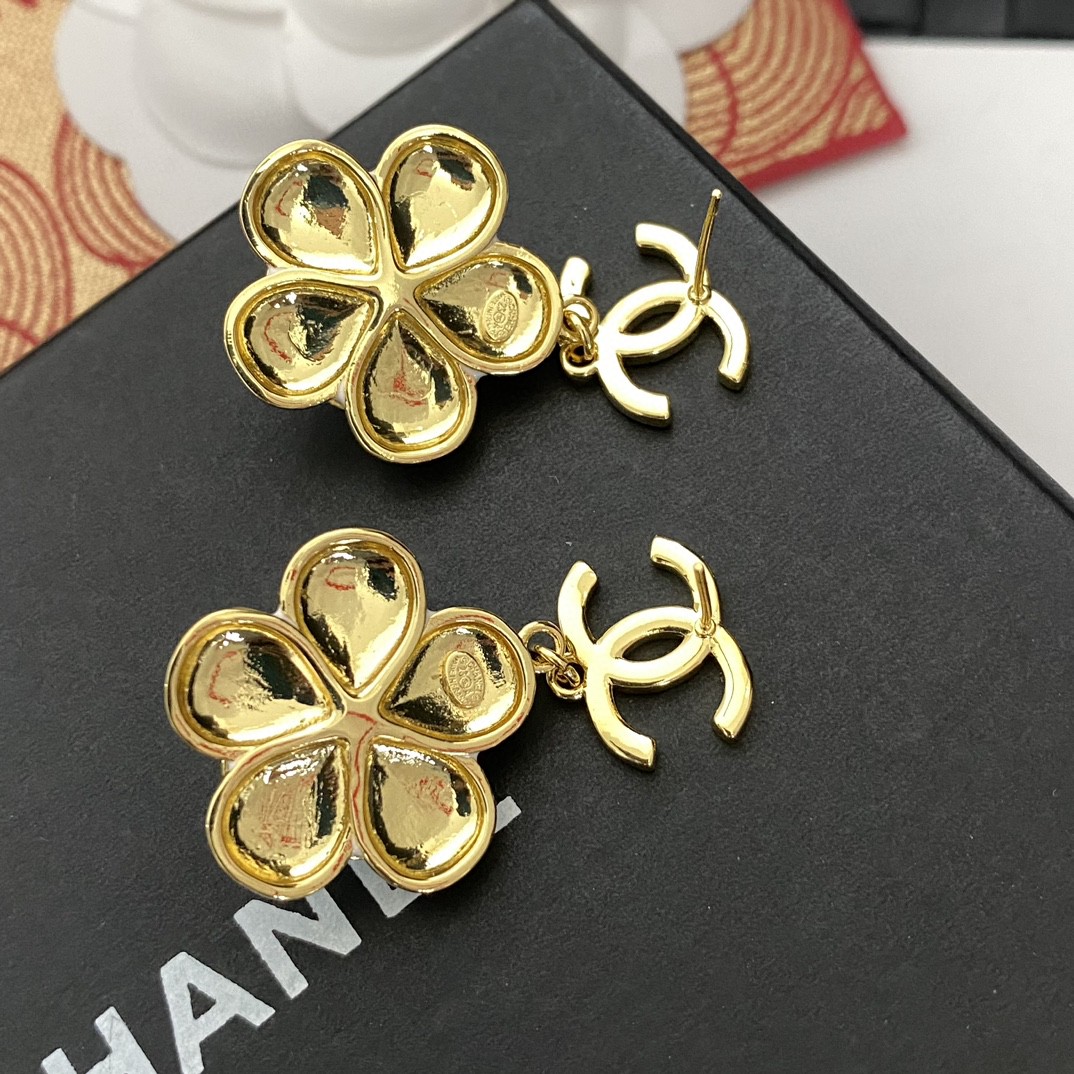 CHANEL🇫🇷Xiaoxiang three-dimensional letter camellia pearl stud earrings earrings jewelry